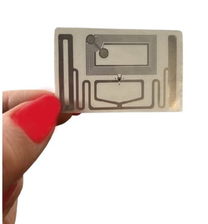 Dual-frequency tag in wet-inlay (sticker), the em|echo-V chip is in the middle. The antenna at the top covers the NFC frequency, the ones on the side cover the UHF RAIN RFID frequency. 